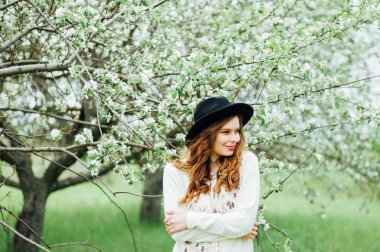 Şık bahar bohem kıyafetler. Bir beyaz kazak ve bla