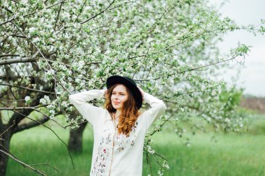 Şık bahar bohem kıyafetler. Bir beyaz kazak ve bla