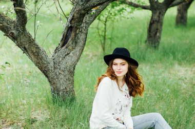 Şık bahar bohem kıyafetler. Bir beyaz kazak ve bla