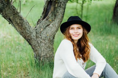 Şık bahar bohem kıyafetler. Bir beyaz kazak ve bla