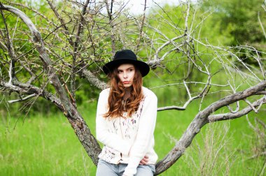 Şık bahar bohem kıyafetler. Bir beyaz kazak ve bla