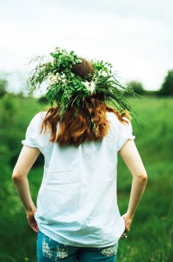 Genç pagan Slav kız yaz ortası üzerinde töreni yapmak. Güze gi