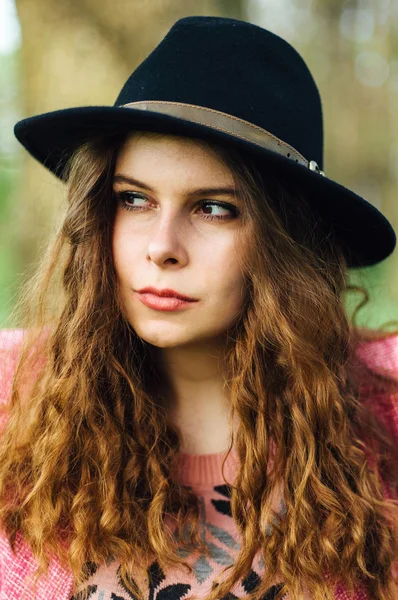 Retrato jovem mulher elegante em casaco rosa e chapéu preto. Moda — Fotografia de Stock