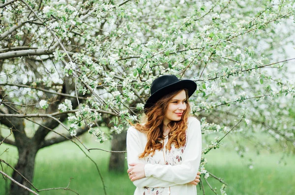 Eleganta våren bohemiska outfits. Klädd i en vit tröja och bla — Stockfoto