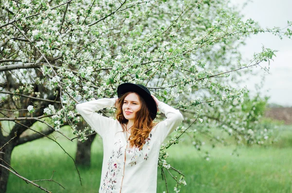 Şık bahar bohem kıyafetler. Bir beyaz kazak ve bla