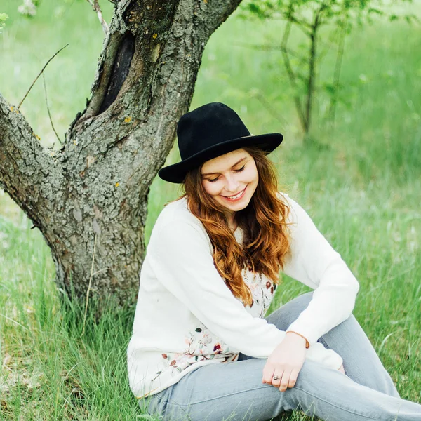 Şık bahar bohem kıyafetler. Bir beyaz kazak ve bla