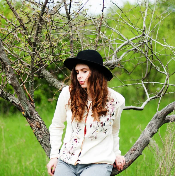 Stylish spring bohemian outfits. Wearing a white sweater and bla — Stock Photo, Image