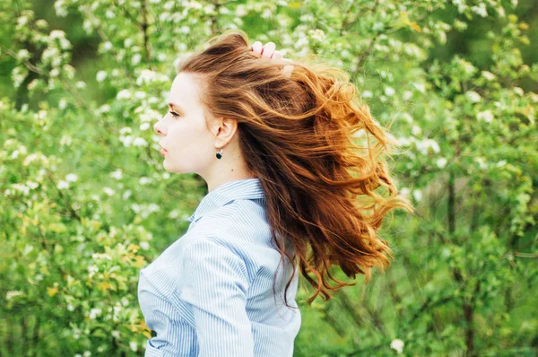 Des tenues bohèmes de printemps élégantes. Belle jeune femme avec longue — Photo