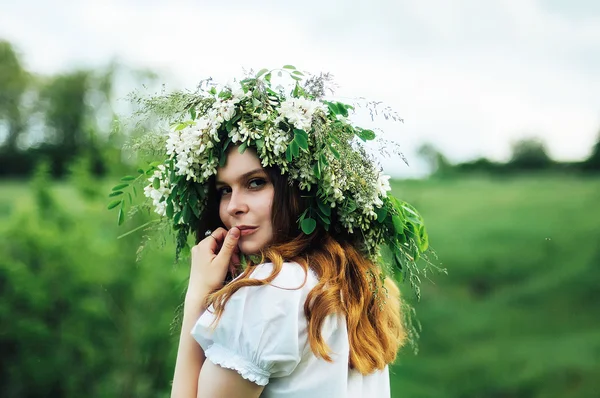 Giovane ragazza pagana slavo cerimonia condotta a mezza estate. Beauti gi — Foto Stock