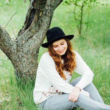 Şık bahar bohem kıyafetler. Bir beyaz kazak ve bla