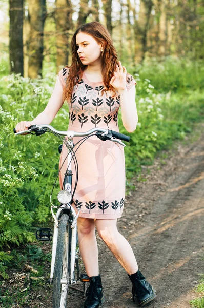 Outdoor fashion portrait of elegant lady standing near hipster b — Stock Photo, Image