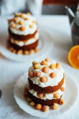 Ahududu kek. Raspberr ile kaplı bir kek closeup