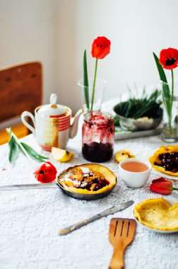 Kırmızı vişne reçelli krep yığını. Withcherry reçel krep. 