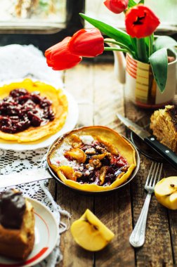 Kırmızı vişne reçelli krep yığını. Withcherry reçel krep. 