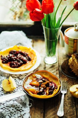 Kırmızı vişne reçelli krep yığını. Withcherry reçel krep. 