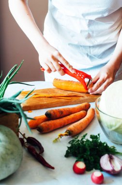 Mutfak kadın sebze salatası için keser. Diyet ve detoks dr