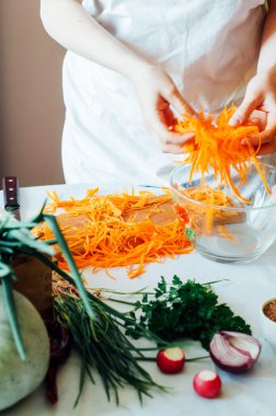 Mutfak kadın sebze salatası için keser. Diyet ve detoks dr