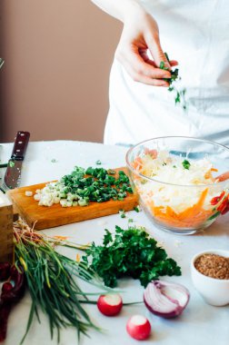 Mutfak kadın sebze salatası için keser. Diyet ve detoks dr