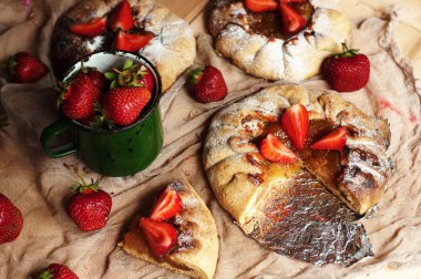 Çilekli tart, çilekli kek, çilek reçeli. h hizmet