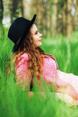 Pembe ceket ve siyah şapka genç zarif kadın portre. Moda