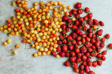  Üstten Görünüm. Taze meyve. Olgun sulu lezzetli çilek ve siz