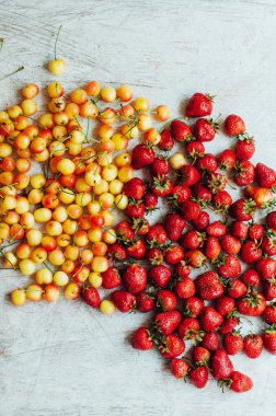  Üstten Görünüm. Taze meyve. Olgun sulu lezzetli çilek ve siz