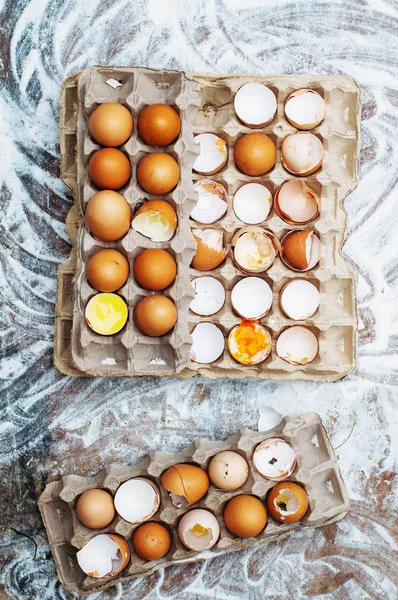 Ingredientes de la torta para hornear - tazón, harina, huevos, espuma de clara de huevo, por ejemplo — Foto de Stock