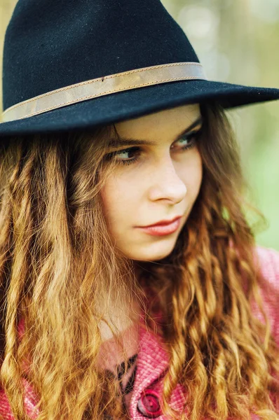 Ritratto giovane donna elegante in cappotto rosa e cappello nero. Moda — Foto Stock