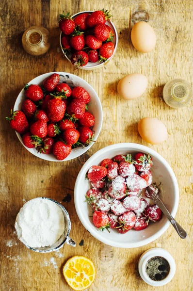 Cocinar la torta con ingredientes frescos para preparar en la cocina. Ru. — Foto de Stock