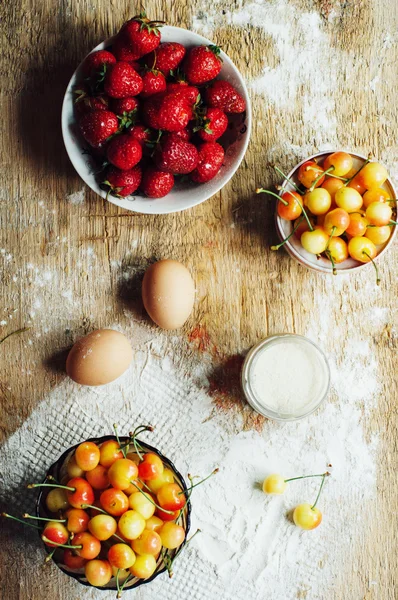 Cocinar la torta con ingredientes frescos para preparar en la cocina. Ru. — Foto de Stock