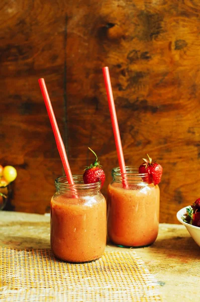 Taze çilek alkolsüz çilek ile kokteyl bardak. 