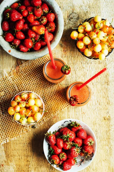 Стакан свежего клубничного безалкогольного коктейля с ягодами . — стоковое фото