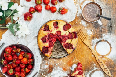 Ev yapımı çilekli kek ya da pasta ahşap rustik masa üzerinde hizmet veren. 