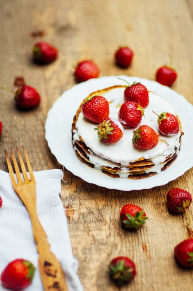 Jordgubbar och vispgrädde till efterrätt. Pannkakor med stra — Stockfoto