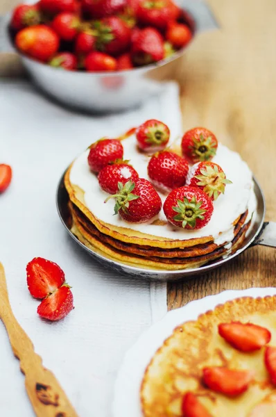 Aardbeien en slagroom als dessert. Pannenkoeken met stra — Stockfoto