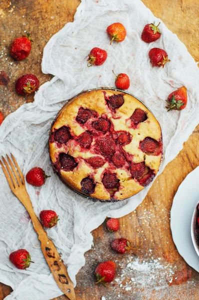 Sirve pastel de fresa casero o pastel en una mesa rústica de madera . — Foto de Stock