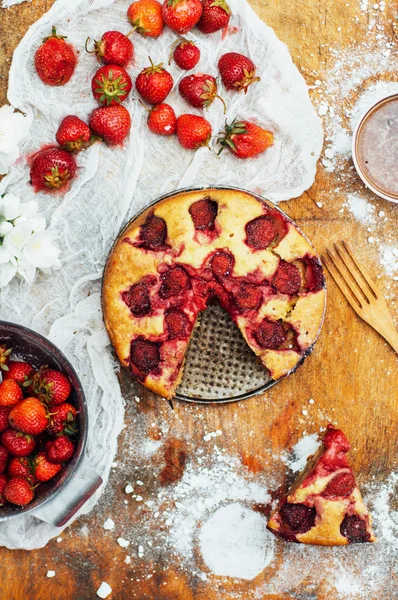 Sirve pastel de fresa casero o pastel en una mesa rústica de madera . — Foto de Stock