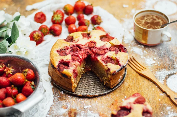 素朴な木製のテーブルの上に自家製のイチゴのケーキやパイを提供. — ストック写真
