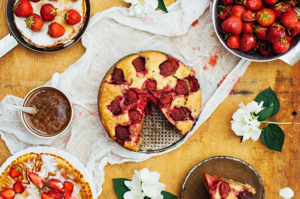 Sirve pastel de fresa casero o pastel en una mesa rústica de madera . — Foto de Stock