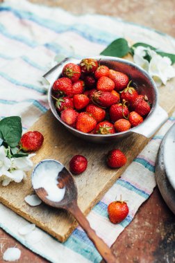 Ortaya konulan dis üzerinde taze olgun çilek ve sarı kiraz