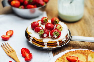 Çilek ve krema tatlı için. Stra ile Pancakes