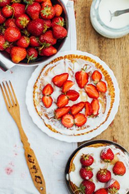 Çilek ve krema tatlı için. Stra ile Pancakes