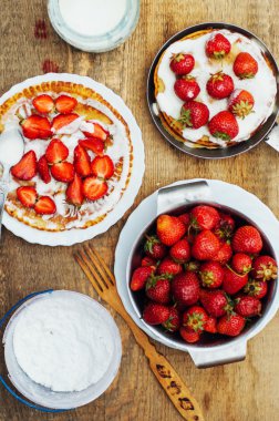 Çilek ve krema tatlı için. Stra ile Pancakes