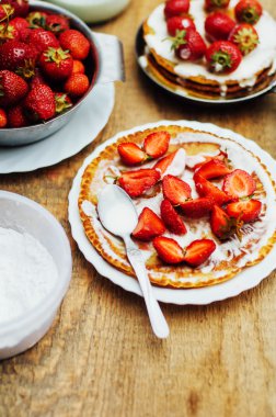 Çilek ve krema tatlı için. Stra ile Pancakes