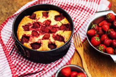 Ev yapımı çilekli kek ya da pasta ahşap rustik masa üzerinde hizmet veren. 