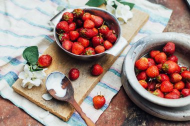 Ortaya konulan dis üzerinde taze olgun çilek ve sarı kiraz