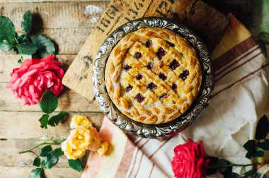 Ev yapımı kiraz ve çilek pasta rustik arka plan üzerinde. Delici