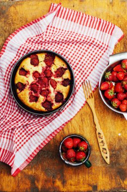 Ev yapımı çilekli kek ya da pasta ahşap rustik masa üzerinde hizmet veren. 