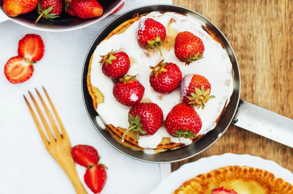 Jordgubbar och vispgrädde till efterrätt. Pannkakor med stra — Stockfoto