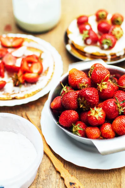 Erdbeeren und Schlagsahne zum Dessert. Pfannkuchen mit Kartoffeln — Stockfoto